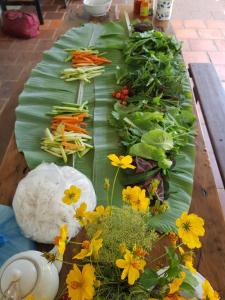 大叻Midori Coffee Farm的香蕉叶上带蔬菜和鲜花的桌子