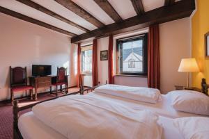 费尔德基希Hotel Bären的卧室设有一张白色大床和一扇窗户。
