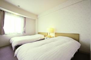稚内萨哈林酒店的酒店客房设有两张床和窗户。