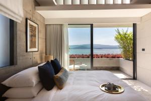 苏梅岛Kerem Luxury Beachfront Villas的一间卧室设有一张大床,享有海景