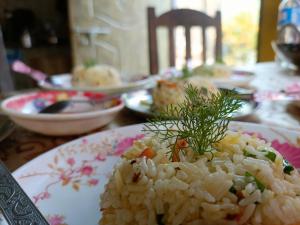 大吉岭Live in Nature的餐桌上的一盘米饭,配上食物