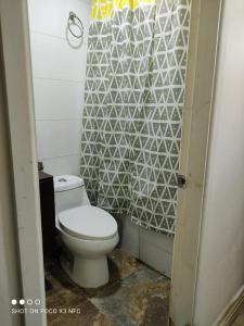 特木科Santa Teresa Hostel的一间带卫生间的浴室和白色瓷砖墙