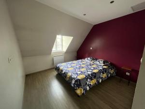布鲁瓦Maison Centre ville Blois的一间卧室配有床,床上装有被子
