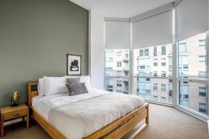 Penn Quarter 2BR w Gym Pool nr National Mall WDC-167客房内的一张或多张床位