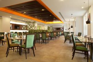 班加罗尔班加罗尔纽索尔湖柠檬树尚品酒店的餐厅内带桌椅的用餐室