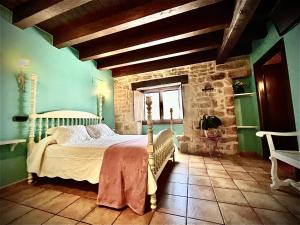 LezaAgroturismo el Encuentro的一间卧室设有一张床和石墙