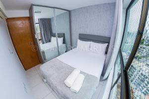 累西腓Apartamento Royale na praia de Boa Viagem的一间卧室配有带2个枕头的床