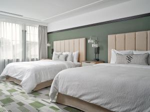 汉诺威六南街酒店的酒店客房设有两张床和窗户。