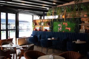 地拉那Hotel Euro的一间带桌椅和绿色墙壁的餐厅