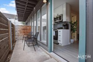 奥斯汀Explore Austin Life Studio Near Guadalupe St的一个带桌椅的阳台和一间厨房