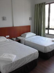 米里101酒店的酒店客房设有两张床和窗户。