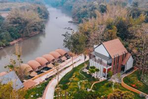 拉博康村VeeVaree Riverkwai Resort的享有河边建筑物的空中景致