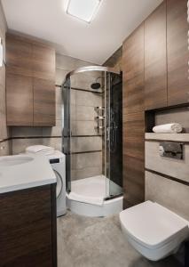 华沙Metro Płocka Exclusive Apartment的带淋浴、卫生间和盥洗盆的浴室