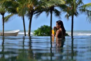 韦利格默Weligama Bay Marriott Resort & Spa的坐在游泳池的水中的女人