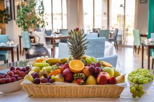 卡武埃鲁Vale d'Oliveiras Quinta Resort & Spa的坐在桌子上的一篮水果