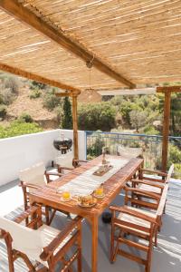 加拉塔斯AGIAZI Poros Summer House的木制桌椅甲板上设有木制天花板