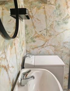 Hytte nær Ål的浴室配有白色卫生间和盥洗盆。