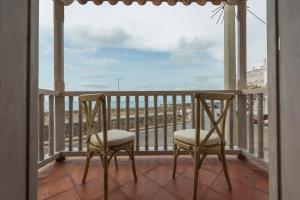 卡塔赫纳Moet Cartagena Hotel Boutique的阳台配有两把椅子,享有海景。