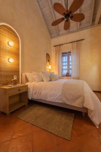 卡塔赫纳Moet Cartagena Hotel Boutique的一间卧室配有一张床和吊扇