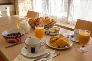 蓬塔克杜肯梅尔斯酒店的一张桌子,早餐包括咖啡、糕点和橙汁