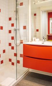 维勒瑞夫Twenty Business Flats Villejuif Croizat的一间红色橱柜和淋浴的浴室