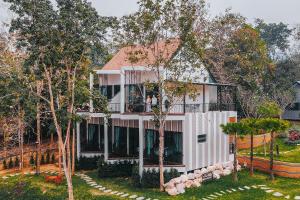 拉博康村VeeVaree Riverkwai Resort的周围设有白色围栏的房子