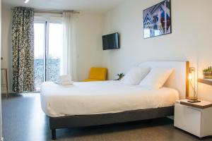 维勒瑞夫Twenty Business Flats Villejuif Croizat的卧室设有一张白色大床和一扇窗户。