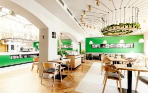 布尔诺布尔诺大酒店的餐厅拥有绿色的墙壁和木桌及椅子