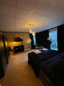 阿姆斯特丹83号酒店的酒店客房带两张床和一个客厅