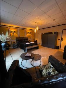 阿姆斯特丹83号酒店的客厅配有沙发和桌子