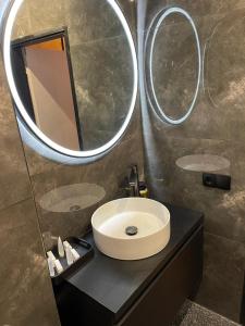 阿姆斯特丹83号酒店的一间带水槽和镜子的浴室