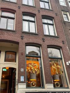 阿姆斯特丹83号酒店的街道上一座高大的砖砌建筑,窗户