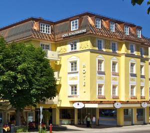 福森施洛斯科隆酒店的街道边的黄色建筑