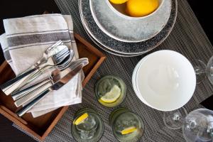 苏梅岛Kerem Luxury Beachfront Villas的桌子,盘子和餐具,一碗柠檬