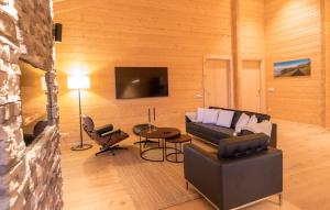 道恩NETTEN Naturerlebnis Holz-Chalets的客厅配有沙发和桌子