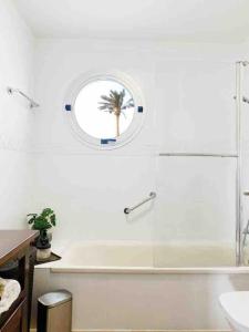 圣米格尔德阿沃纳Elegant Colonial Style Ocean View Golf Del Sur的浴室配有白色浴缸和镜子