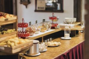 费尔德基希Hotel Bären的自助套餐,包括糕点和其他食品
