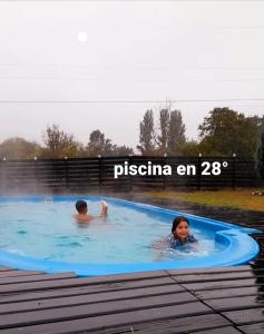 普孔Cabanas Chosco Alto的两个人在游泳池游泳