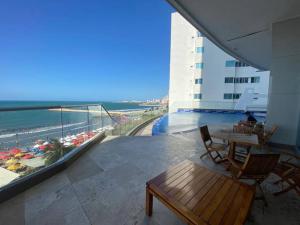 卡塔赫纳Apartamento frente a la playa的一个带桌椅的海景阳台