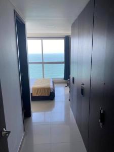 卡塔赫纳Apartamento frente a la playa的带一张床和窗户的卧室