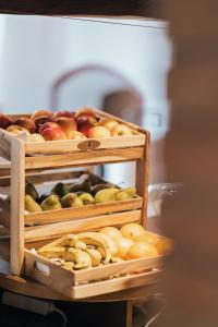 费尔德基希Hotel Bären的两个装满苹果和其他水果的木篮子