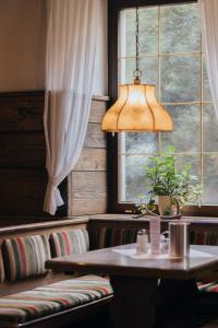 费尔德基希Hotel Bären的一间带桌子和窗户的用餐室