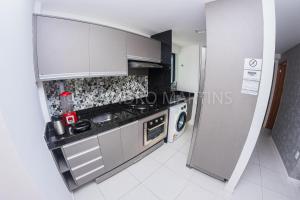 累西腓Apartamento Royale na praia de Boa Viagem的一间带水槽和冰箱的小厨房