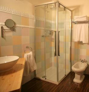 拉埃米达艾米达浴场酒店的带淋浴、盥洗盆和卫生间的浴室