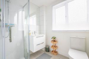 卡瑞克福格斯Elegant home mod kitchen, fast Wi-Fi, free parking的带淋浴、卫生间和盥洗盆的浴室
