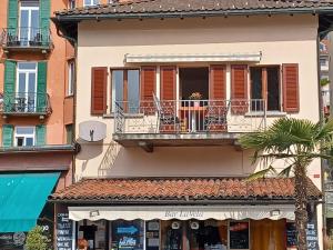 MuraltoApartment Appartamento da Reto by Interhome的带阳台和棕榈树的建筑
