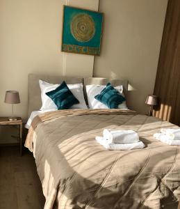 新帕扎尔Apartmani SOVA的一间卧室配有一张床,上面有两条毛巾