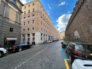罗马Raffaello's Place的一条街道,汽车停在大楼的一侧