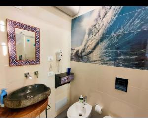 斯培西亚葛麻特莱5号公寓的一间带水槽和镜子的浴室