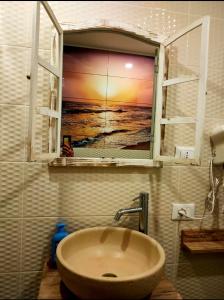 斯培西亚葛麻特莱5号公寓的浴室内的水槽,享有海洋景